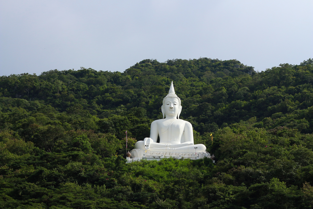 วัดเทพพิทักษ์ปุณณาราม (วัดพระขาว) เช่ารถขับเอง