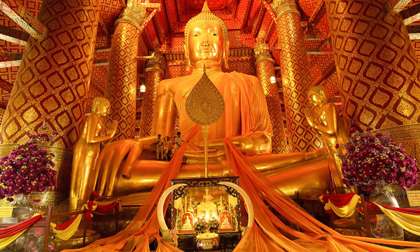 วัดพนัญเชิงวรวิหาร มีพระพุทธรูปทองคำสมัยอยุธยาที่มีขนาดใหญ่ที่สุดในประเทศไทยเอาไว้ ใครที่อยากขอพรในเรื่องหน้าที่การงานให้มีแต่ความเจริญรุ่งเรืองแนะนำให้เดินทางมากราบไหว้หลวงพ่อโตได้เลย