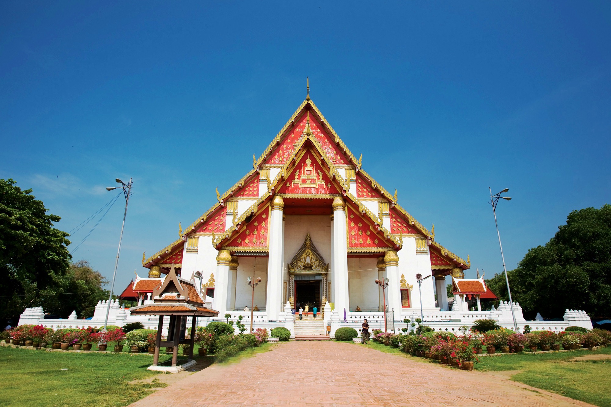 วิหารพระมงคลบพิตร วัดเก่าแก่ที่ถูกสันนิษฐานว่าสร้างในรัชสมัยของสมเด็จพระบรมไตรโลกนาถ ทั้งยังเป็นหนึ่งในวัดที่นักท่องเที่ยวนิยมมากราบไหว้ขอพรอย่างคับคั่ง